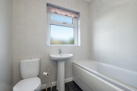 3 bedroom Terraced House for sale in Queens Walk, Stamford, PE9