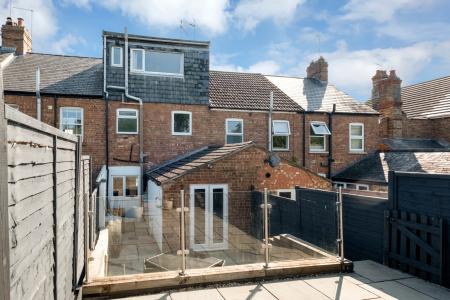 3 bedroom Terraced House for sale in Queens Walk, Stamford, PE9