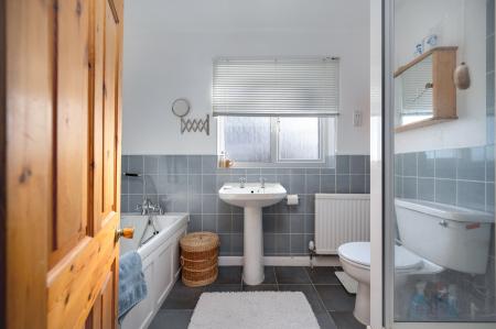 5 bedroom Detached house for sale in Queens Walk, Stamford