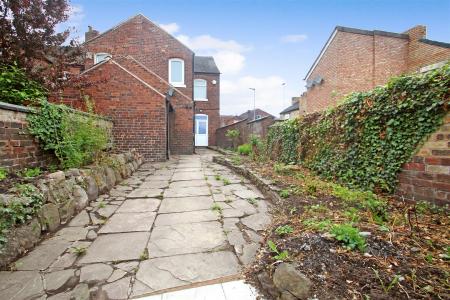 1 bedroom Flat to let in Blurton Road, Heron Cross, Stoke-on-Trent, ST4