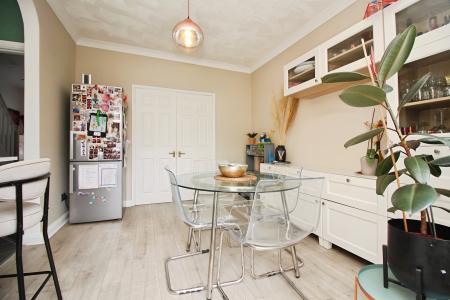 5 bedroom Semi-detached house for sale in Acacia Avenue, Birstall, LE4