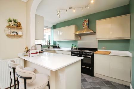 5 bedroom Semi-detached house for sale in Acacia Avenue, Birstall, LE4