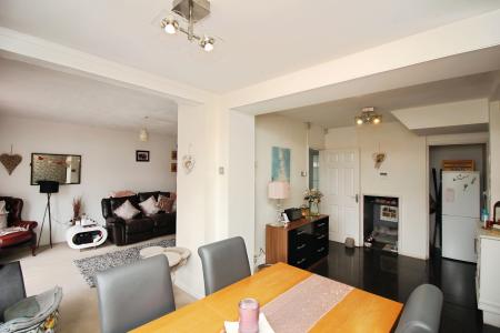 3 bedroom Detached house for sale in Barkby Road, Syston, LE7