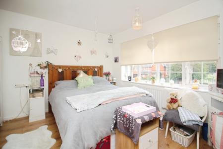 3 bedroom Detached house for sale in Barkby Road, Syston, LE7