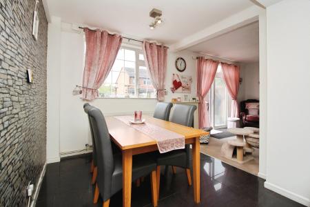 3 bedroom Detached house for sale in Barkby Road, Syston, LE7