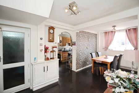 3 bedroom Detached house for sale in Barkby Road, Syston, LE7