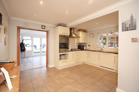 3 bedroom Semi-detached house for sale in Extended Home - Beech Drive, Syston, LE7