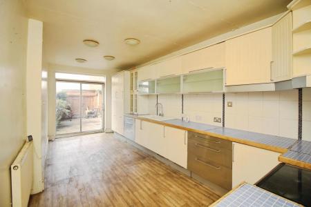 4 bedroom Terraced House for sale in Broad Street, Syston, LE7