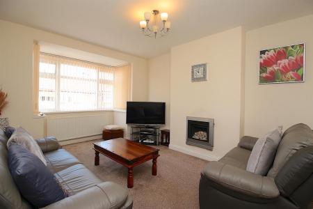 3 bedroom Semi-detached house for sale in Central Avenue, Syston, LE7