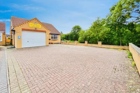 4 bedroom Detached house for sale in Coppice Court, Thurmaston, LE4