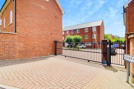 3 bedroom Town house for sale in Courtyard Close, Syston, LE7