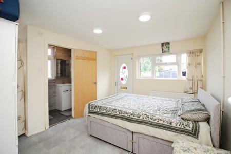 4 bedroom End of terrace house for sale in Dunbar Road, Leicester, LE4
