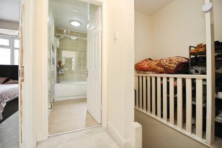 4 bedroom End of terrace house for sale in Dunbar Road, Leicester, LE4