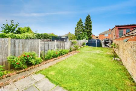 4 bedroom End of terrace house for sale in Dunbar Road, Leicester, LE4