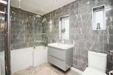 3 bedroom Terraced House for sale in East Avenue, Syston, LE7