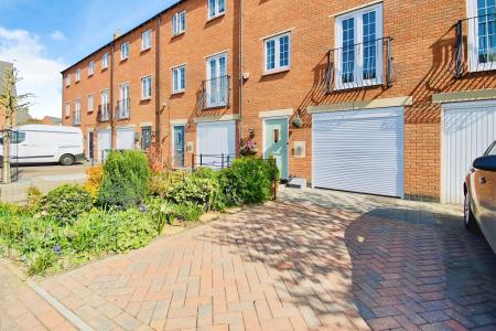 4 bedroom Town house for sale in Empingham Drive, Syston, LE7