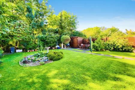 3 bedroom Semi-detached house for sale in Fieldgate Crescent, Birstall, LE4