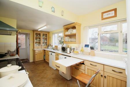 3 bedroom Semi-detached house for sale in Fosse Way, Syston, LE7
