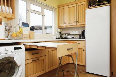 3 bedroom Semi-detached house for sale in Fosse Way, Syston, LE7