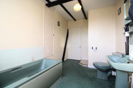 4 bedroom Detached house for sale in Highway Road, Thurmaston, LE4