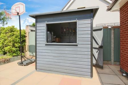 5 bedroom Detached bungalow for sale in Highway Road, Thurmaston, LE4