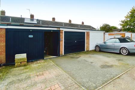 3 bedroom Terraced House for sale in Huntsmans Dale, East Goscote, LE7