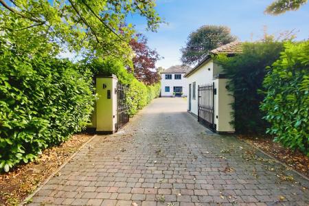 4 bedroom Detached house for sale in Melton Road, Rearsby, LE7