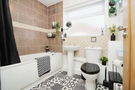 3 bedroom Semi-detached house for sale in Moorland Road, Syston, LE7