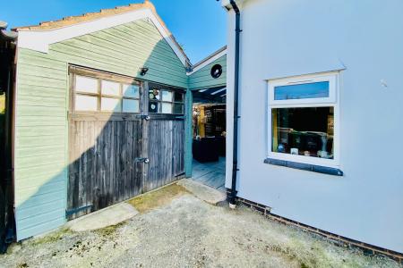 4 bedroom Semi-detached bungalow for sale in Mostyn Avenue, Syston, LE7