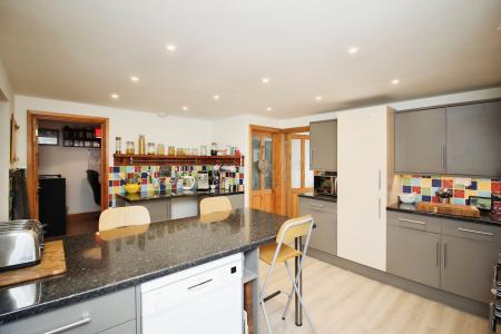 4 bedroom Semi-detached bungalow for sale in Mostyn Avenue, Syston, LE7