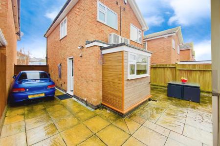 3 bedroom Detached house for sale in Pembroke Avenue, Syston, LE7