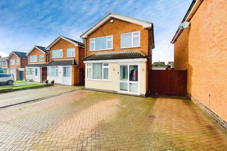 3 bedroom Detached house for sale in Pembroke Avenue, Syston, LE7