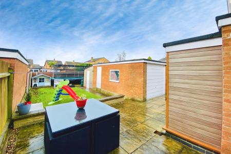 3 bedroom Detached house for sale in Pembroke Avenue, Syston, LE7