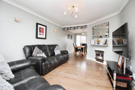 3 bedroom Detached house for sale in Pembroke Avenue, Syston, LE7