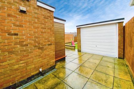 3 bedroom Detached house for sale in Pembroke Avenue, Syston, LE7