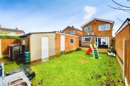 3 bedroom Detached house for sale in Pembroke Avenue, Syston, LE7