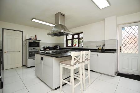 5 bedroom Detached house for sale in Priory Close, Syston, LE7