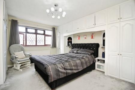 5 bedroom Detached house for sale in Priory Close, Syston, LE7