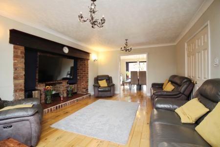 5 bedroom Detached house for sale in Priory Close, Syston, LE7
