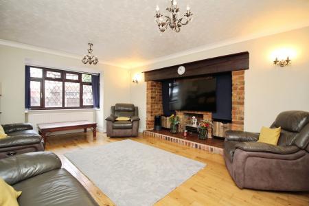 5 bedroom Detached house for sale in Priory Close, Syston, LE7