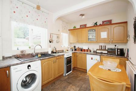 3 bedroom Semi-detached house for sale in Roseway, Leicester, LE4