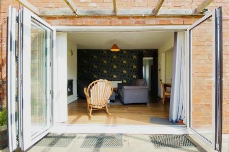 3 bedroom Semi-detached house for sale in Sandford Road, Syston, LE7