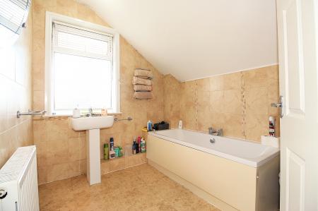 3 bedroom Semi-detached house for sale in The Roundway, Thurmaston, LE4