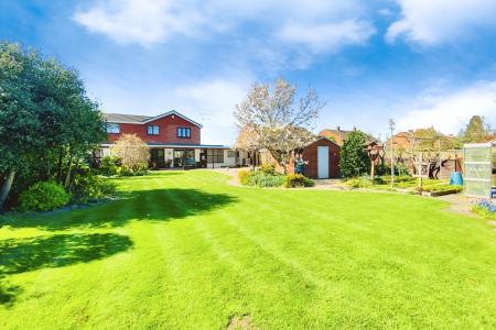 4 bedroom Detached house for sale in Worcester Avenue, Birstall, LE4