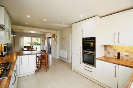 4 bedroom Detached house for sale in Worcester Avenue, Birstall, LE4