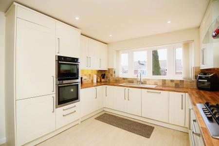 4 bedroom Detached house for sale in Worcester Avenue, Birstall, LE4