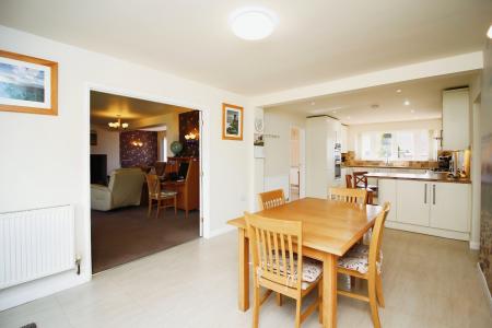 4 bedroom Detached house for sale in Worcester Avenue, Birstall, LE4