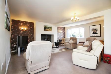 4 bedroom Detached house for sale in Worcester Avenue, Birstall, LE4