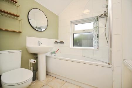 2 bedroom Terraced House for sale in Oxford Street, Syston, LE7