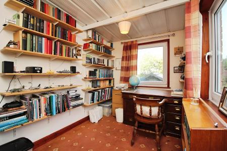 4 bedroom Semi-detached house for sale in Woodgate Drive, Birstall, LE4